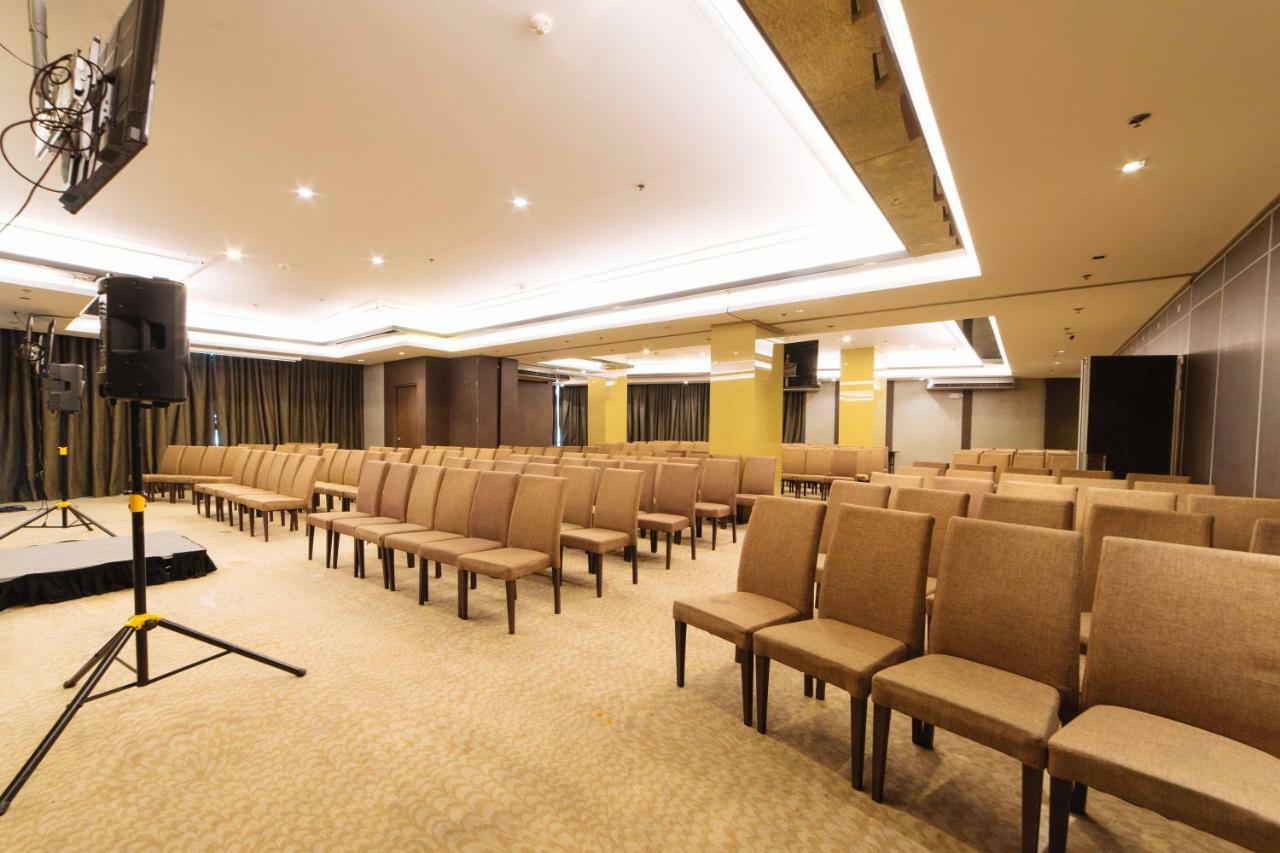 Reddoorz Premium @ West Avenue Quezon Hotel
