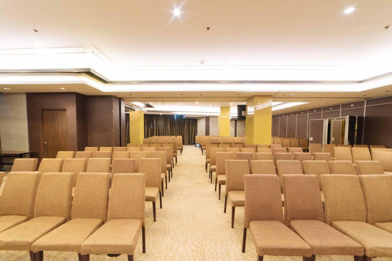 Reddoorz Premium @ West Avenue Quezon Hotel Quezon City