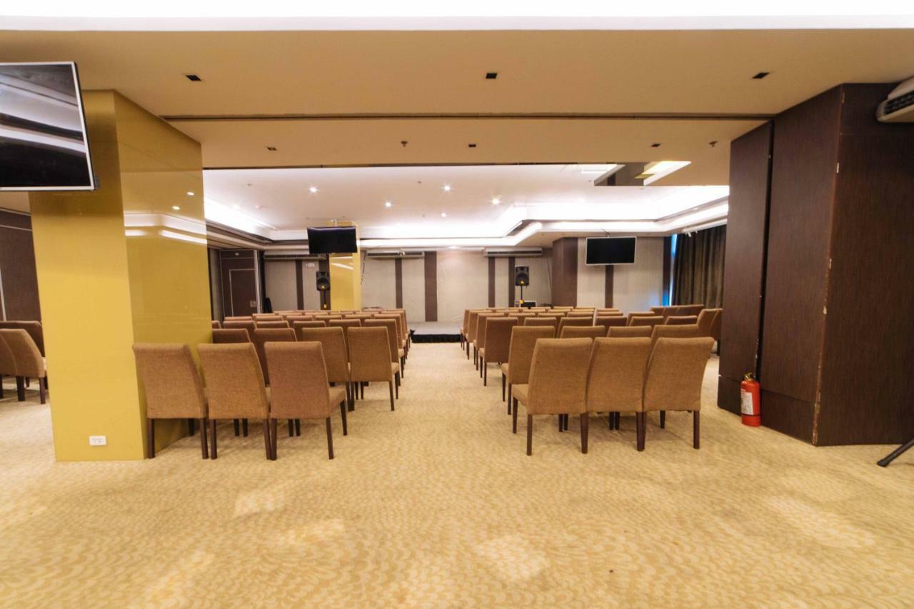 Reddoorz Premium @ West Avenue Quezon Hotel 3*