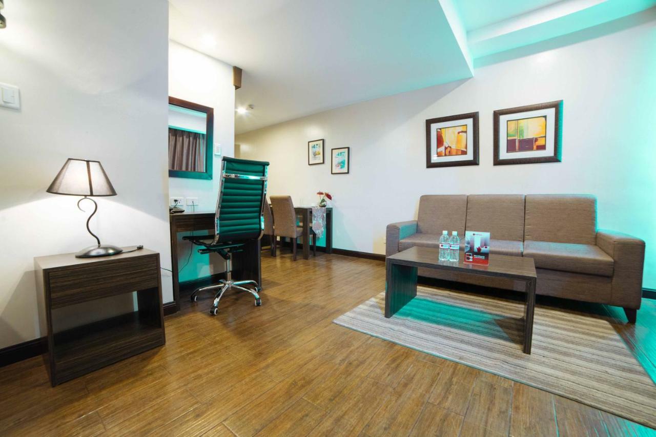 Reddoorz Premium @ West Avenue Quezon Hotel 3*