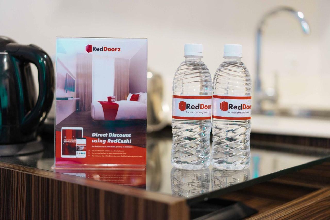 Reddoorz Premium @ West Avenue Quezon 3*